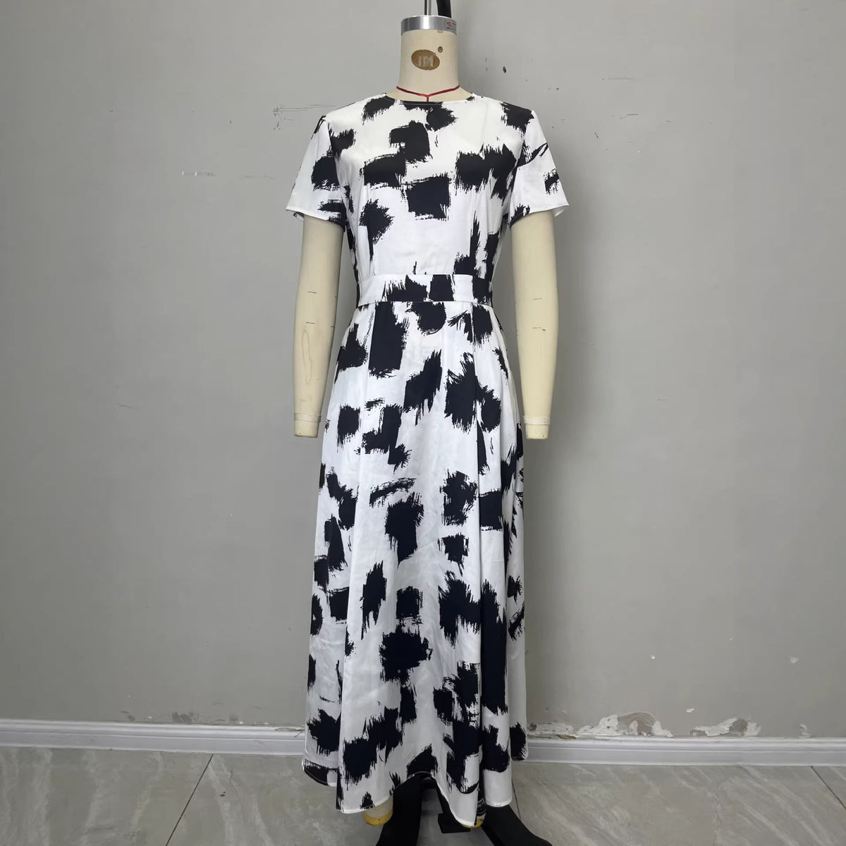 Modern Art-Style Black-and-White Abstract Print Dress